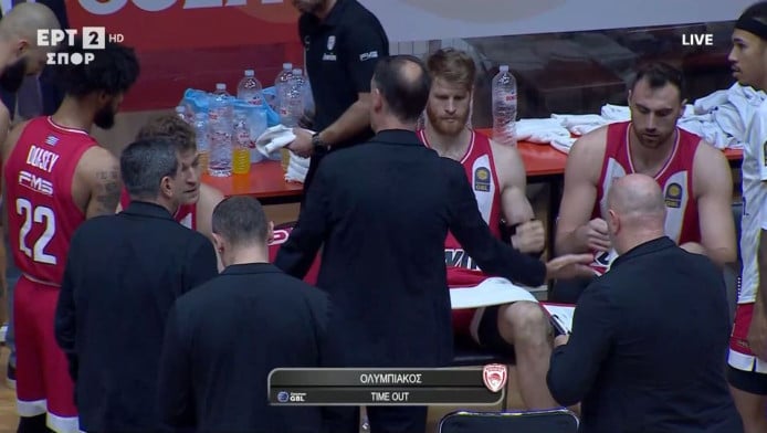 Πέταξε το πινακάκι ο έξαλλος Μπαρτζώκας! "Γιατί με εκθέτετε ετσι;" (ΒΙΝΤΕΟ)