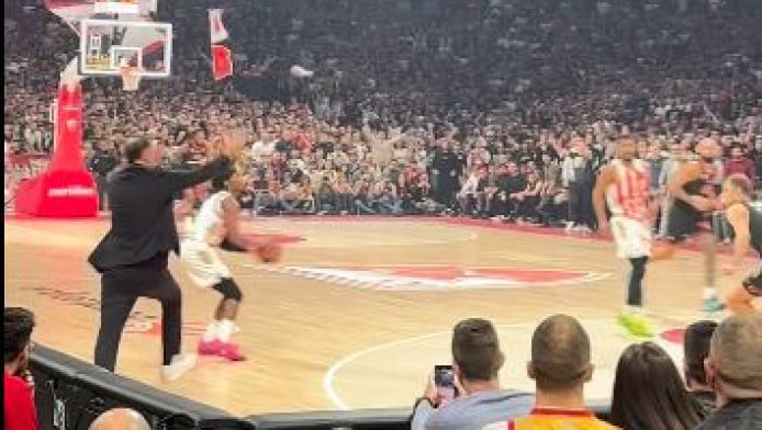 Έπαιξε... άμυνα και ο Μπαρτζώκας - Η είσοδος στο παρκέ (ΒΙΝΤΕΟ)