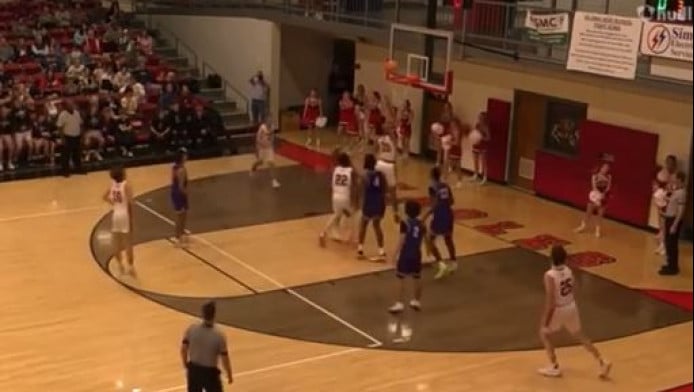 Τραγωδία: Μπασκετμπολίστας πέθανε μετά από τρομερή πτώση σε αγώνα (Vid)