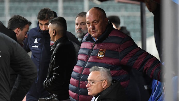 Ο... τιμωρημένος Μπέος μπήκε στον αγωνιστικό χώρο και τα έχωσε σε διαιτητή