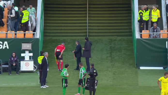 Φοβερό σκηνικό - Ένα ολόκληρο γήπεδο περίμενε τον Άμραμπατ (ΒΙΝΤΕΟ)