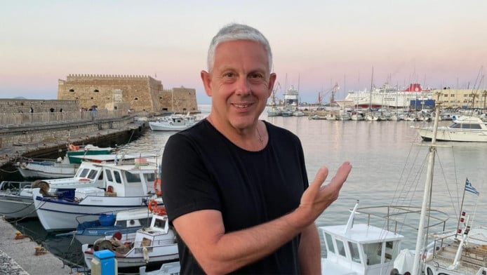 "Έχω το δικαίωμα να τους γράφω στα @@ μου": Η viral ανάρτηση του Δούση