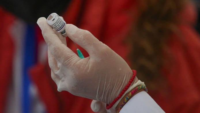 Επίτροπoς της FDA συνδέει 10 θανάτους παιδιών με τα εμβόλια κατά Covid!