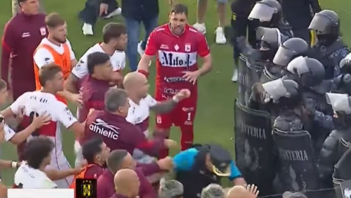 Βίαια επεισόδια και χημικά σε ποδοσφαιρικό γήπεδο (ΒΙΝΤΕΟ)