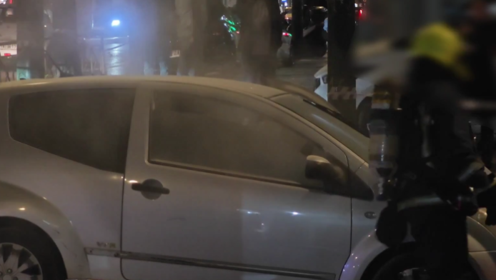 Συναγερμός στη Συγγρού - Όχημα έπιασε φωτιά και αποτράπηκε έκρηξη (Vid)