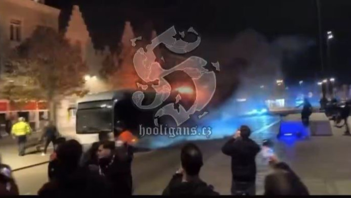 Πανικός σε λεωφορείο της Μπαρτσελόνα – Άναψαν πυρσούς και... κάηκαν (Vid)