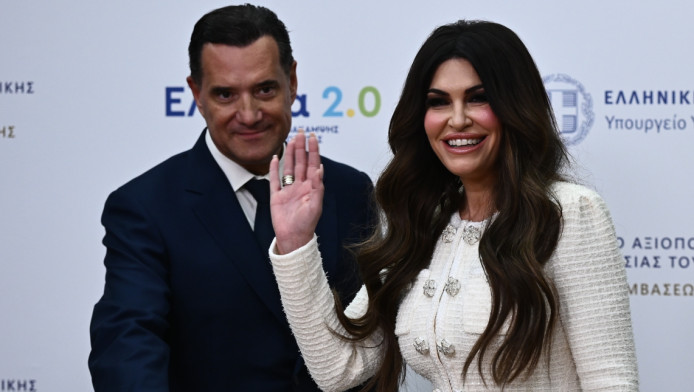 Στο υπουργείο Υγείας η Κίμπερλι Γκίλφοϊλ - Το φιλί του Άδωνι Γεωργιάδη