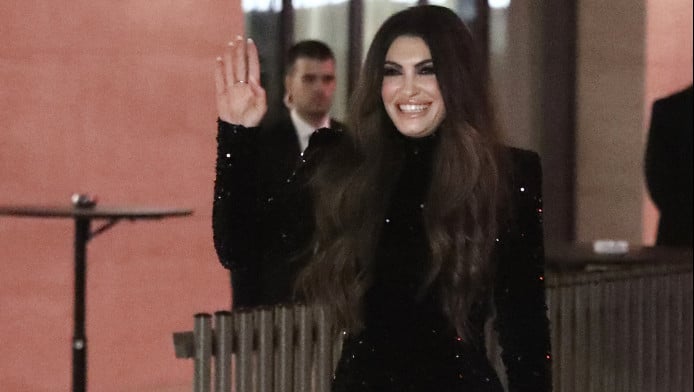 Η πρώτη εμφάνιση της Γκίλφοϊλ στην Ελλάδα - Έβγαλε μάτια με μαύρο φόρεμα!