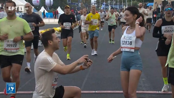 42ος Αυθεντικός Μαραθώνιος: Πρόταση γάμου… εν κινήσει (Vid)