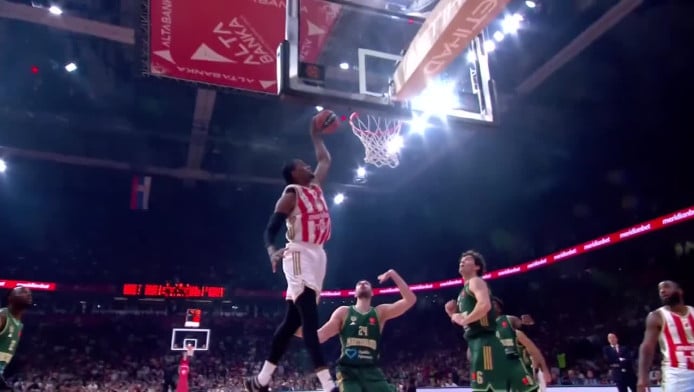 Τρομερό κάρφωμα με το αριστερό χέρι ο Ιζούντου (ΒΙΝΤΕΟ)