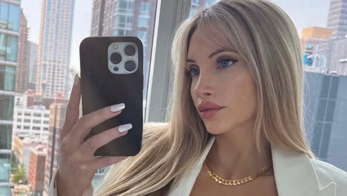 Ξανθιά καλλονή με ολόσωμη φόρμα και εντυπωσιακές καμπύλες (ΦΩΤΟ)