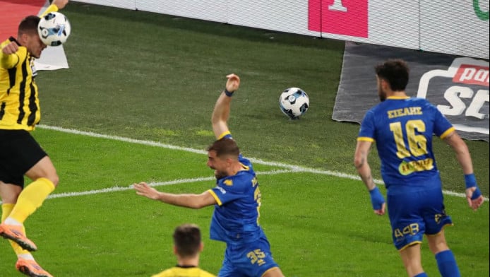 Έξαλλοι στην ΑΕΚ με το γκολ που ακυρώθηκε - Έκανε τον σταυρό του ο Γιόβιτς!