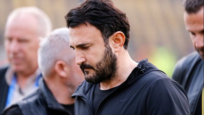 Στα... κάγκελα ο Καρυπίδης με παίκτες του Άρη - Στο κάδρο και ο Μορόν!