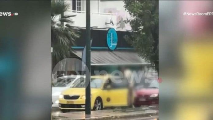Άγριος καβγάς στην Αθήνα υπό βροχή: Οδηγός χτύπησε ταξιτζή (ΒΙΝΤΕΟ)
