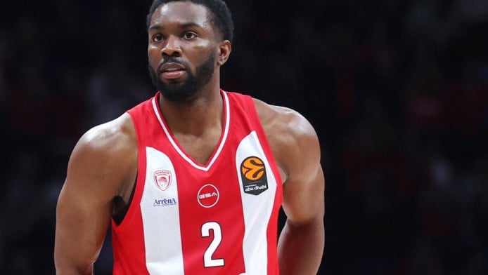 Συγκινητική στιγμή! Με μπλουζάκια για Έβανς οι παίκτες του Ολυμπιακού (vid)