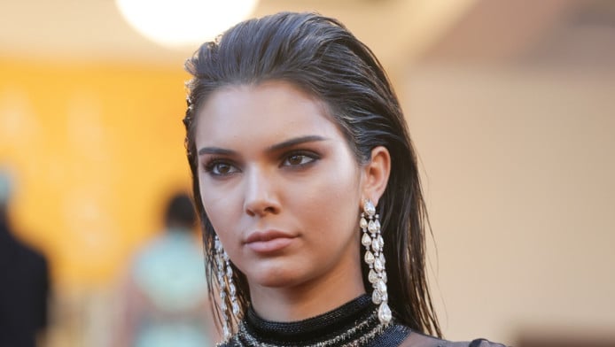 Σάλος με τη νέα φωτογράφιση της Κένταλ Τζένερ - Δείτε πώς πόζαρε (ΦΩΤΟ)