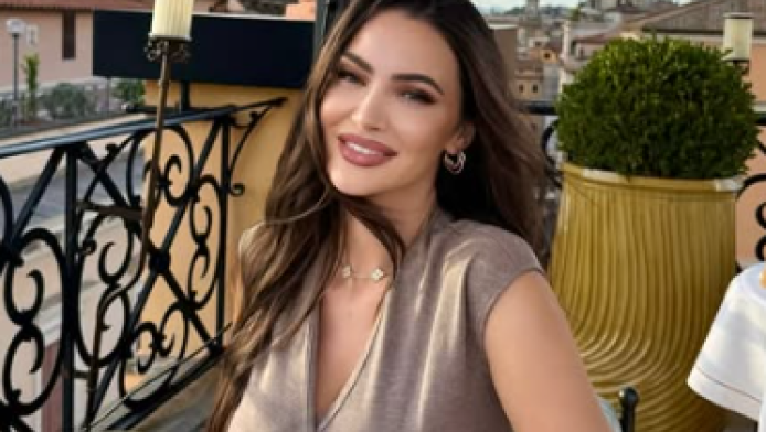 Η μελαχρινή καλλονή που δεν περνά ποτέ απαρατήρητη (ΦΩΤΟ)