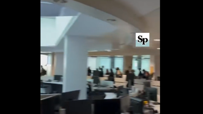 Εισβολή στα γραφεία εφημερίδας με συνθήματα και... κοπριά! (ΒΙΝΤΕΟ)