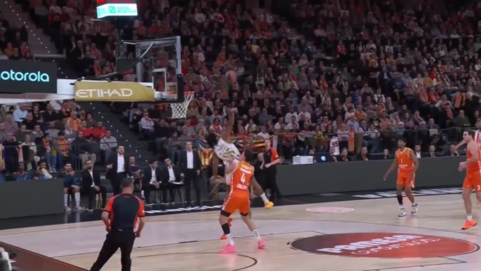 Πάσα σφαλιάρα από τον Μονέκε (ΒΙΝΤΕΟ)