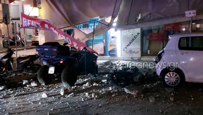 Σοκ στα Χανιά: Κατέρρευσε μπαλκόνι και προκάλεσε μεγάλες ζημιές (ΦΩΤΟ)