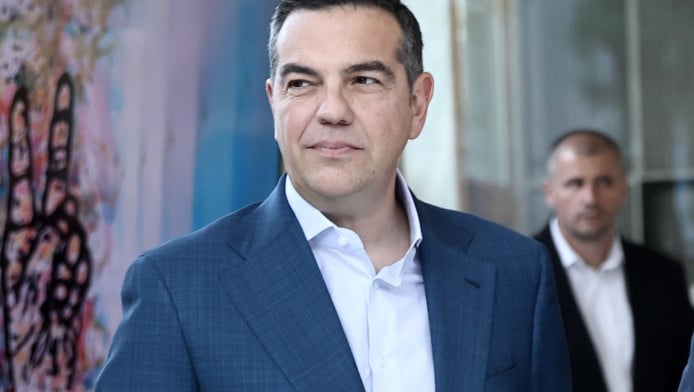 Ποιοι θα διαβάσουν πρώτοι το βιβλίο του Τσίπρα - Δεν το περιμένεις