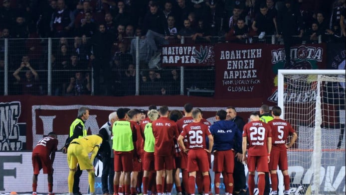 Καζάνι που... βράζει η ΑΕΛ - Αποδοκιμασίες & συζήτηση με οργανωμένους