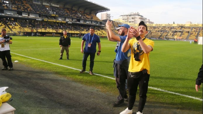 Τρομερή στιγμή σε Βικελίδης! Άφησαν λουλούδια για τον Άλκη φίλοι του Αστέρα