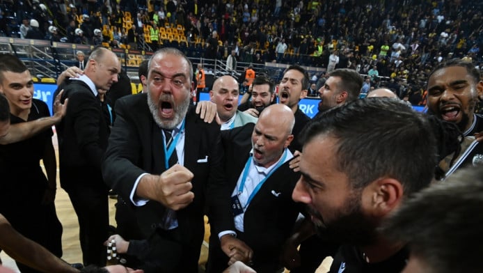 Τρομερές σκηνές στο Παλέ: Με ποιον πανηγύρισαν οι παίκτες του ΠΑΟΚ! (Vid)