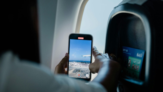 Ο πραγματικός λόγος που κλείνουν τα κινητά στο αεροπλάνο - Μεγάλος μύθος!