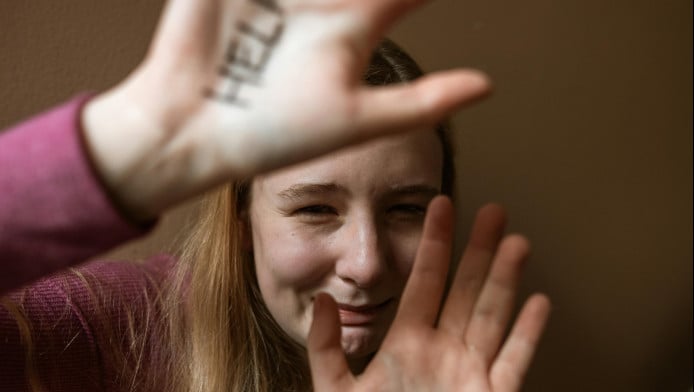 "Βόμβες" για ηθοποιό: "Ήταν άνθρωπος εμπιστοσύνης και βίαζε την αδερφή μου"