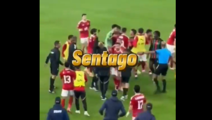 Αδιανόητο: Ποδοσφαιριστής δέχτηκε επίθεση με μαχαίρι μέσα στο γήπεδο! (Vid)