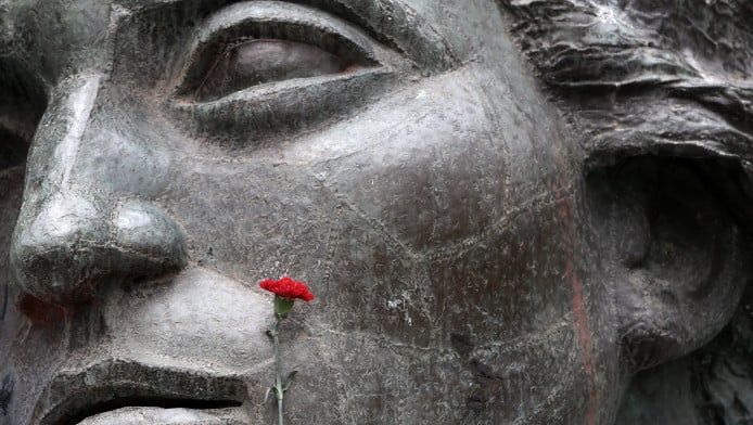 Σε ποιον ανήκει η κεφαλή που αφήνουν λουλούδια στο Πολυτεχνείο;