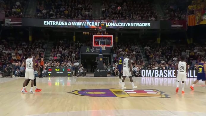 Ασύλληπτο τρίποντο Οκέκε πίσω από το κέντρο! (ΒΙΝΤΕΟ)