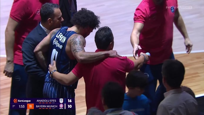 Συναγερμός σε Εφές! Τραυματίστηκε & αποχώρησε υποβασταζόμενος ο Λάρκιν (vd)