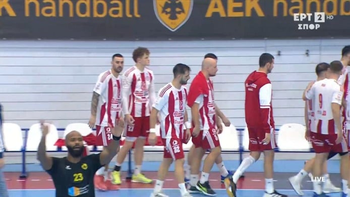 Χαμός στο ΑΕΚ-Ολυμπιακός: Έφυγαν από το γήπεδο οι ομάδες (ΒΙΝΤΕΟ)
