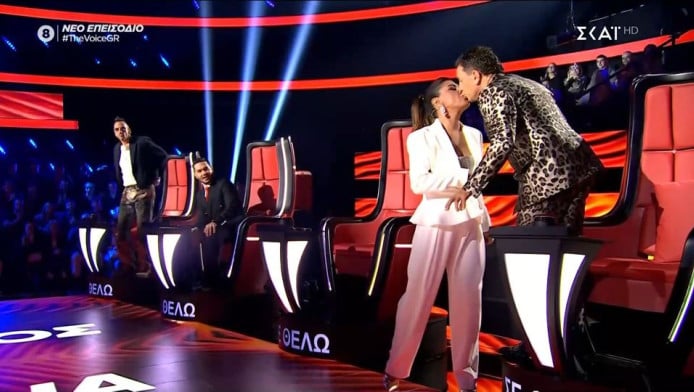 Το φιλί Έλενας Παπαρίζου – Γιώργου Μαζωνάκη που «πάγωσε» το Voice (ΒΙΝΤΕΟ)