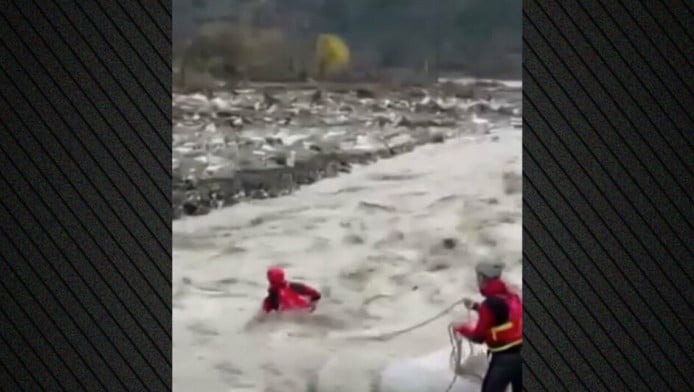 Ούτε στο σινεμά! Διάσωση πυροσβέστη που παρασύρθηκε από ορμητικά νερά (Vid)