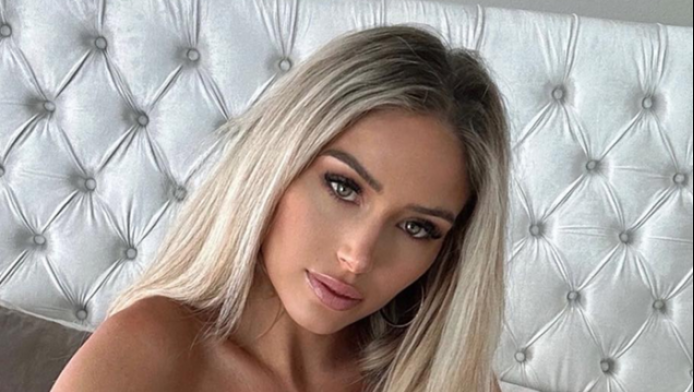 Ένα από τα πιο εντυπωσιακά μπούστο που έχεις δει - Ξεχειλίζει από παντού