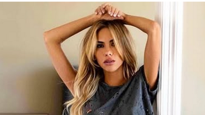 Το σούπερ σέξι άνοιγμα ποδιών μιας σεξοβόμβας (ΦΩΤΟ)