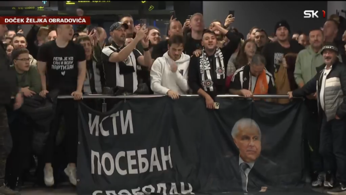 Υποδοχή στο αεροδρόμιο για να αλλάξουν γνώμη σε Ομπράντοβιτς (Live BINTEΟ)