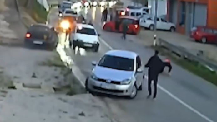 Βίντεο-ντοκουμέντο! Τράκαραν, τσακώθηκαν, κυνήγησε να τους πατήσει με αμάξι