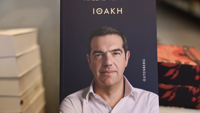 Η απόλυτη ανατροπή με το βιβλίο Τσίπρα: Δεν έχει περάσει από το μυαλό του