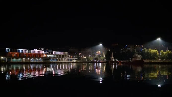 Χαμός στον Πειραιά! Άνδρας έπεσε στο λιμάνι