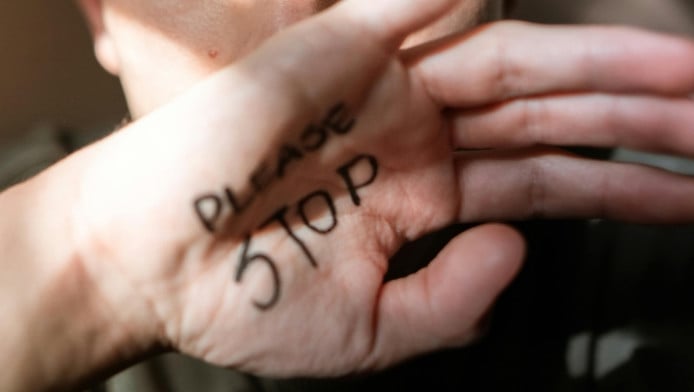 Πάτρα: Καθηγητής έδειξε γυμνές φωτογραφίες των παιδιών του σε μαθήτρια