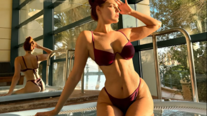 Με σούπερ μίνι και όλη την πλάτη έξω η υπερθεά Ανδριώτου! (ΦΩΤΟ)