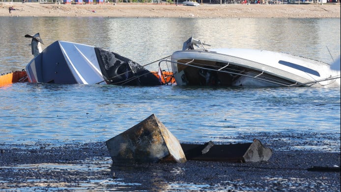 Ζέας: Βίντεο ντοκουμέντο - Η στιγμή που τυλίγονται στις φλόγες τα σκάφη