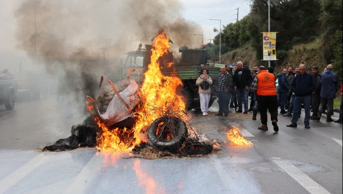 Ξεφεύγει η κατάσταση στα μπλόκα: «Πάτα τον, τον π@@η»!
