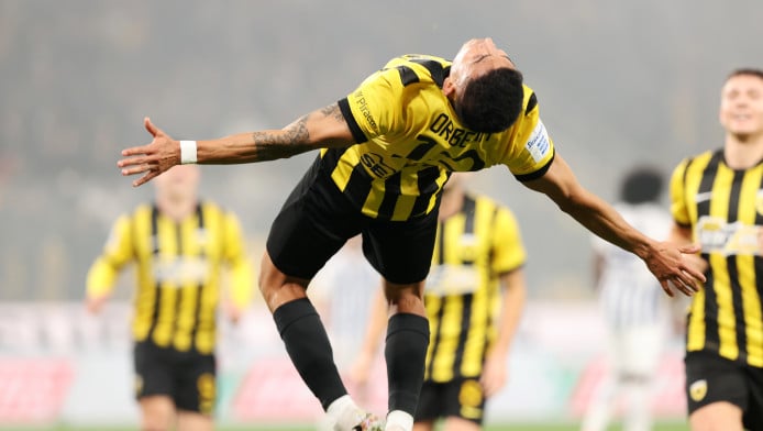 Βδέλλα η ΑΕΚ σε ΠΑΟΚ-Ολυμπιακό, ξεπερνά κάθε εμπόδιο - Διαιτητική εφεύρεση!