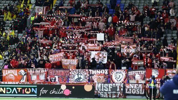 "Ερυθρόλευκη" τρέλα και στο κρύο - Πάρτι από 700 οπαδούς Ολυμπιακού (Vid)