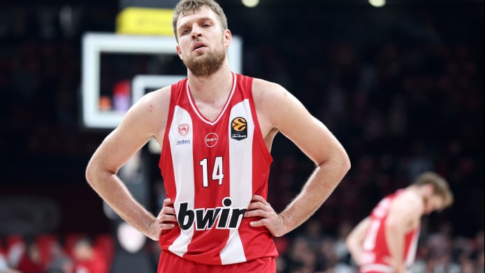 Γιούχα και... απάντηση με σύνθημα στο ΣΕΦ μετά την ήττα του Ολυμπιακού